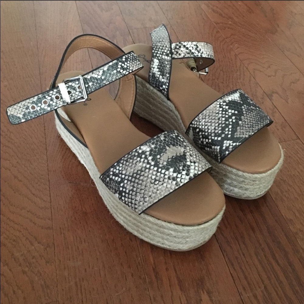Cupid snake skin platform sandals NWOT size 7